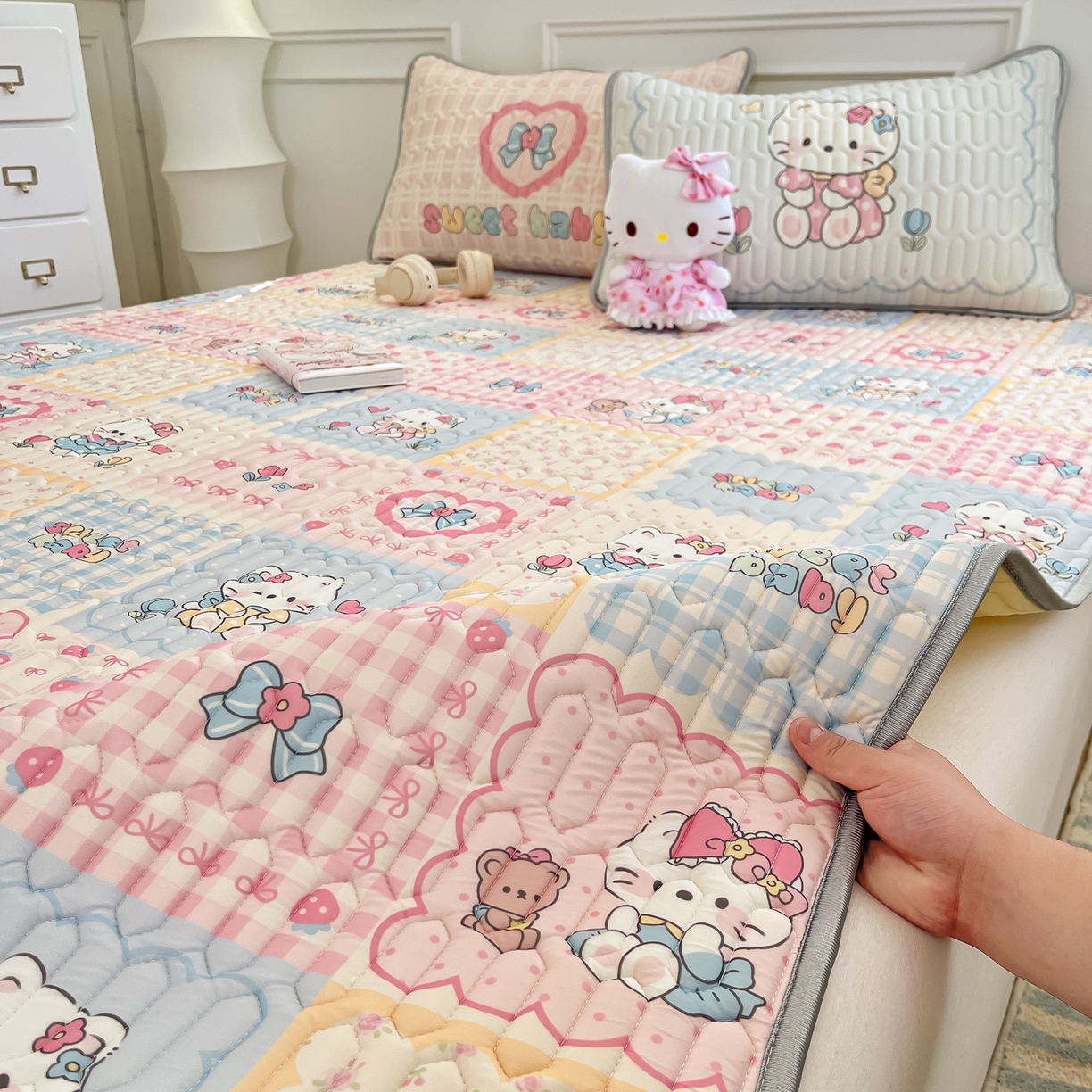 91家纺网 家纺一手货源 找家纺 摩妮卡 2026新款数码大版小清新乳胶凉席床席款三件套-场景一 猫宝宝的地盘