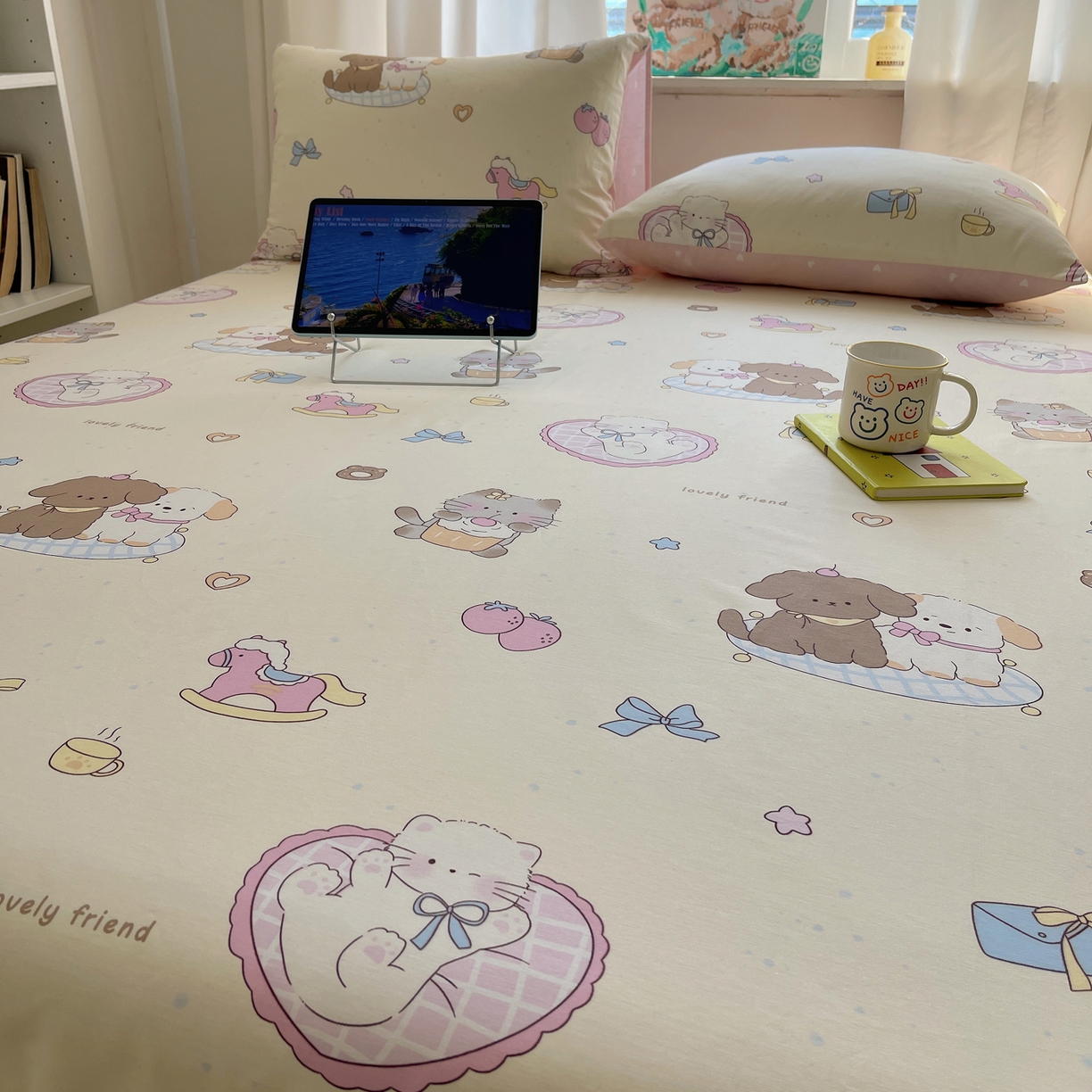 91家纺网 家纺一手货源 找家纺 六巷胡同 2026新款40支全棉13070INS卡通全棉单品床单 狗狗轰趴记