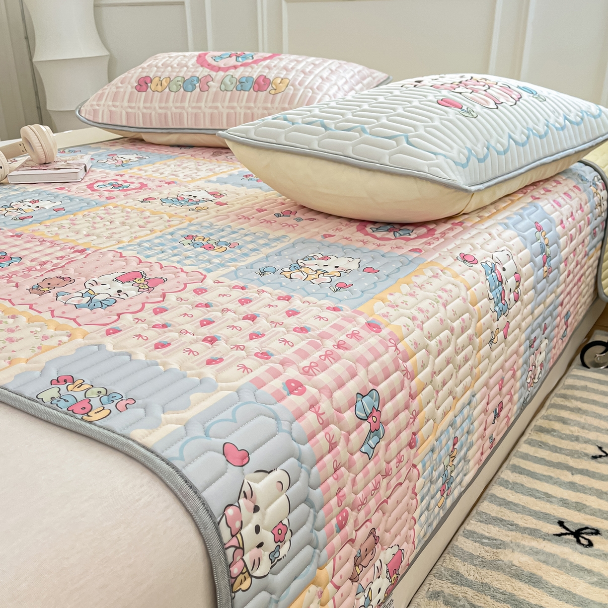 91家纺网 家纺一手货源 找家纺 摩妮卡 2026新款数码大版小清新乳胶凉席床席款三件套-场景一 猫宝宝的地盘