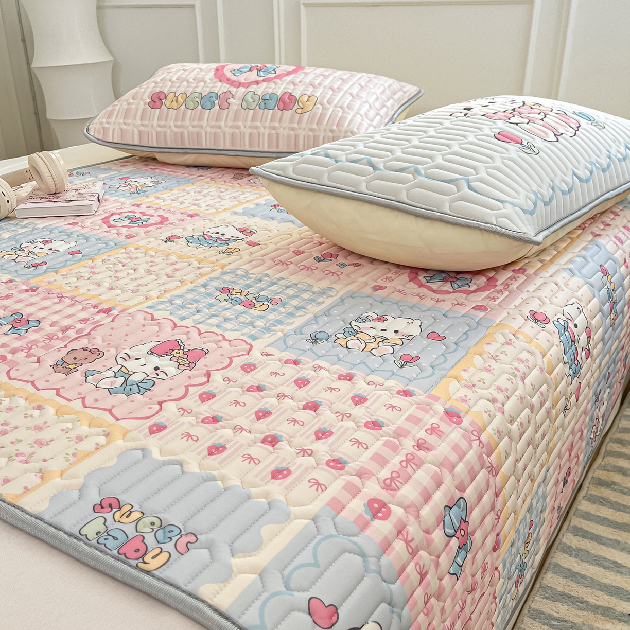 91家纺网 家纺一手货源 找家纺 摩妮卡 2026新款数码大版小清新乳胶凉席床席款三件套-场景一 猫宝宝的地盘