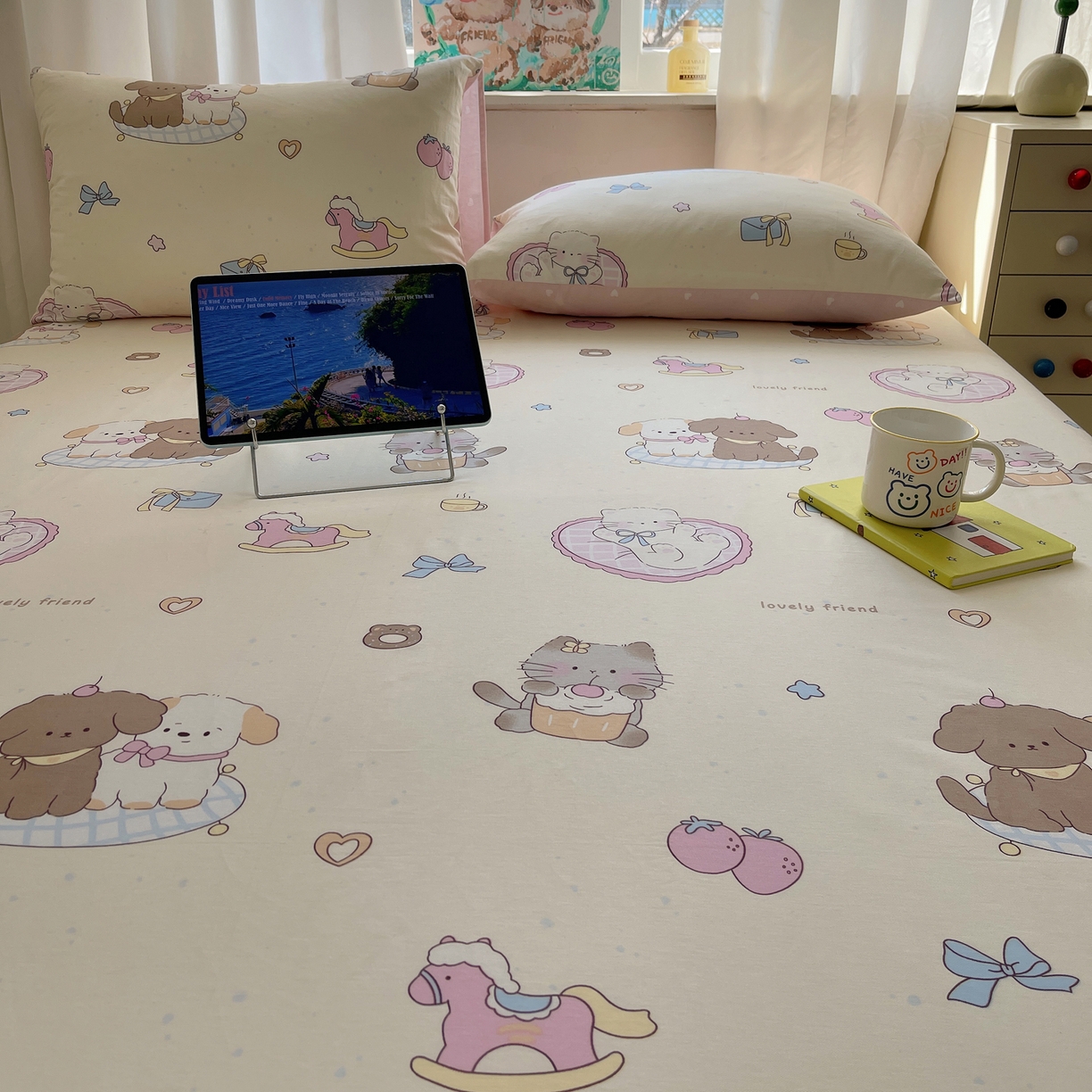 91家纺网 家纺一手货源 找家纺 六巷胡同 2026新款40支全棉13070INS卡通全棉单品床单 狗狗轰趴记