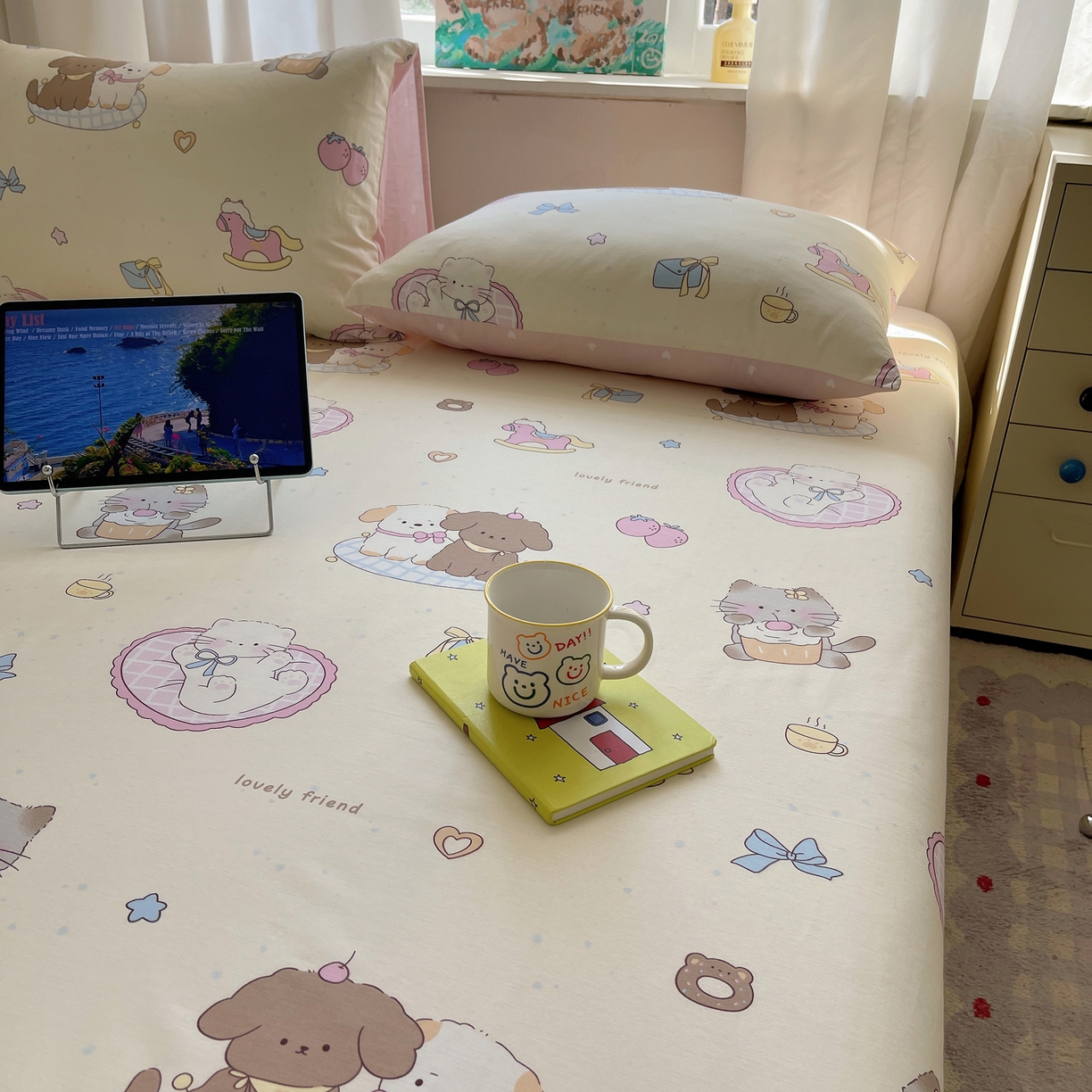 91家纺网 家纺一手货源 找家纺 六巷胡同 2026新款40支全棉13070INS卡通全棉单品床单 狗狗轰趴记