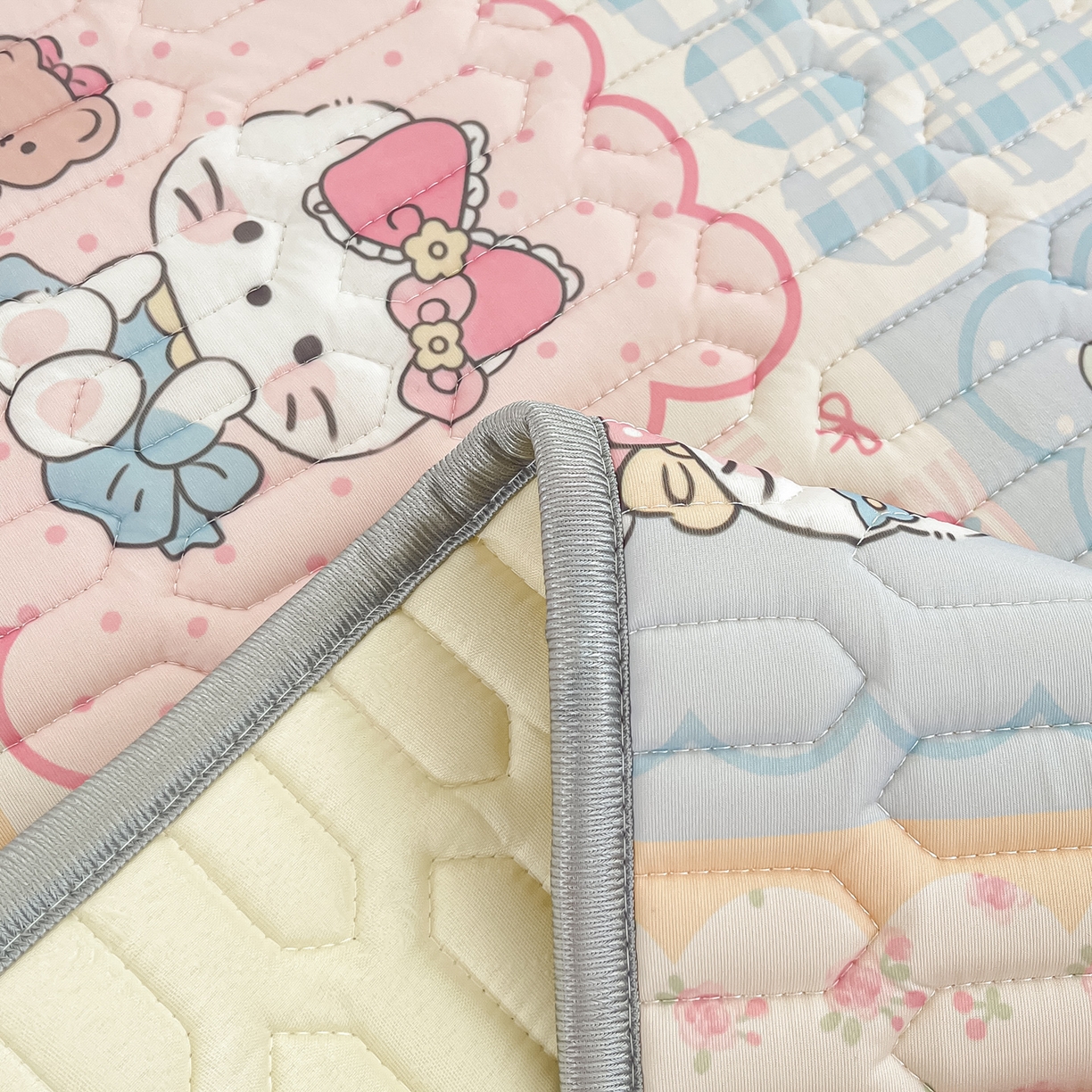 91家纺网 家纺一手货源 找家纺 摩妮卡 2026新款数码大版小清新乳胶凉席床席款三件套-场景一 猫宝宝的地盘