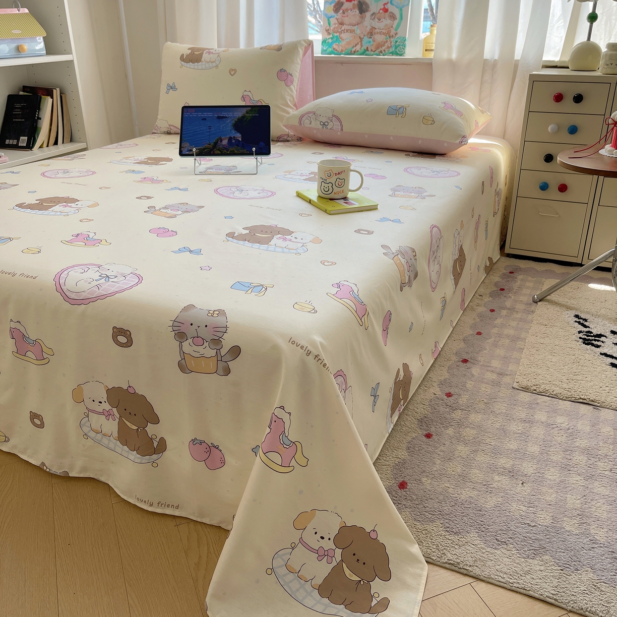 91家纺网 家纺一手货源 找家纺 六巷胡同 2026新款40支全棉13070INS卡通全棉单品床单 狗狗轰趴记