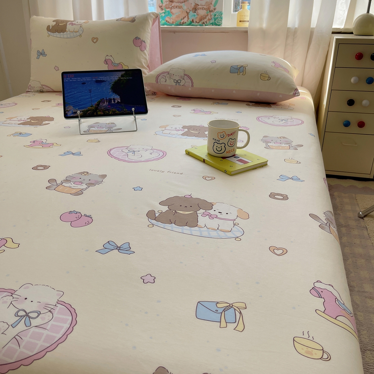 91家纺网 家纺一手货源 找家纺 六巷胡同 2026新款40支全棉13070INS卡通全棉单品床单 狗狗轰趴记