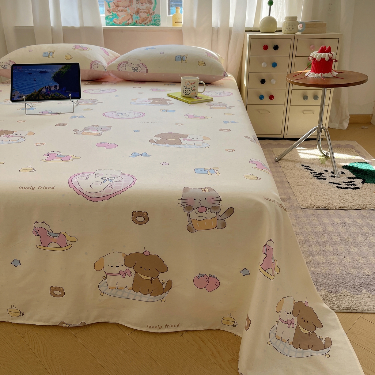 91家纺网 家纺一手货源 找家纺 六巷胡同 2026新款40支全棉13070INS卡通全棉单品床单 狗狗轰趴记