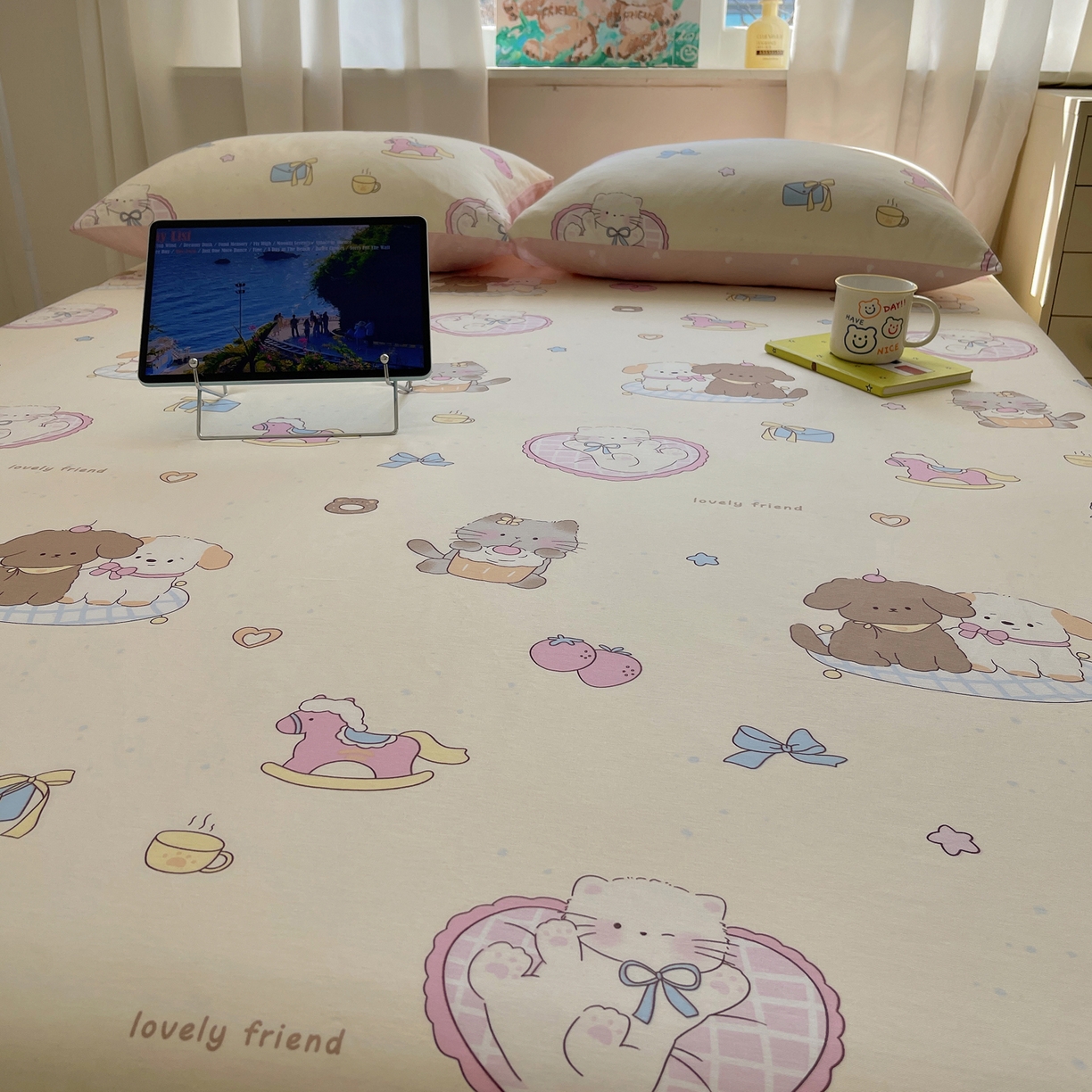 91家纺网 家纺一手货源 找家纺 六巷胡同 2026新款40支全棉13070INS卡通全棉单品床单 狗狗轰趴记