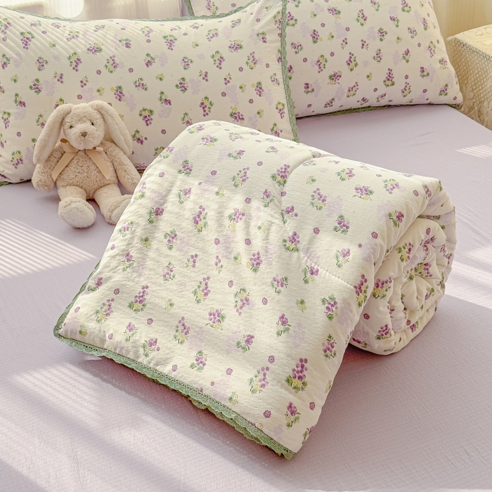 91家纺网 家纺一手货源 找家纺 贝扬思家纺 2026新款云感双层纱抗菌花边夏被-晴风系列 晴风-葡萄多多