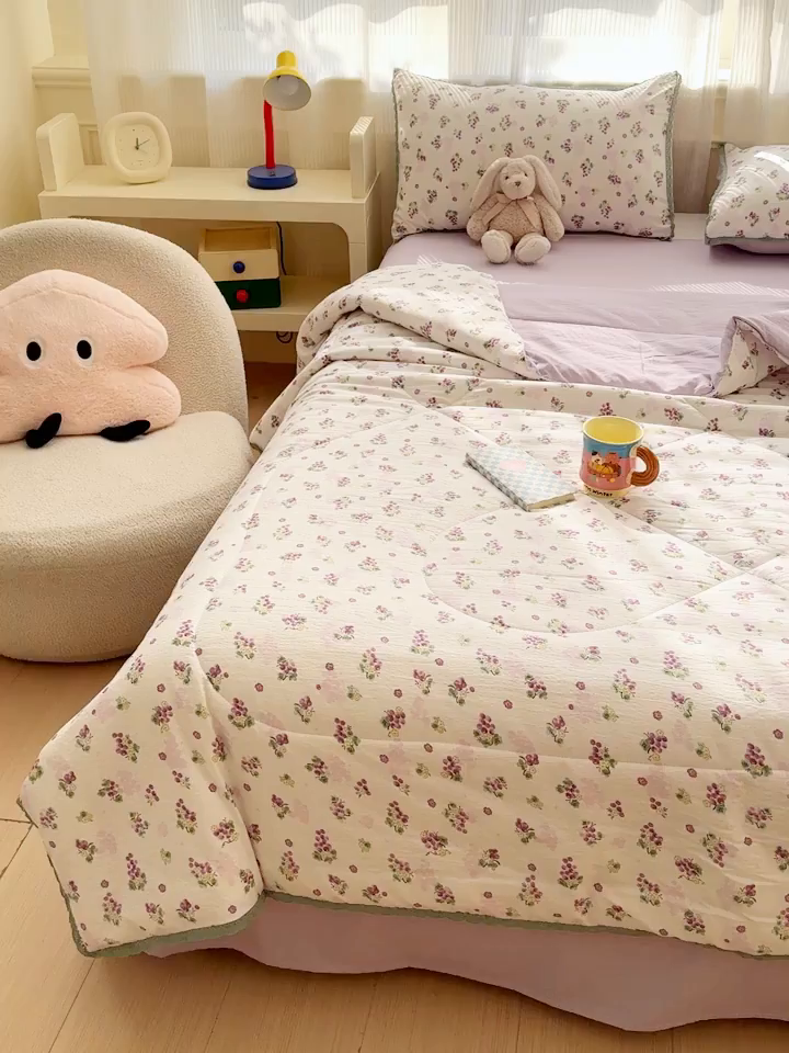 91家纺网 家纺一手货源 找家纺 贝扬思家纺 2026新款云感双层纱抗菌花边夏被-晴风系列 晴风-葡萄多多