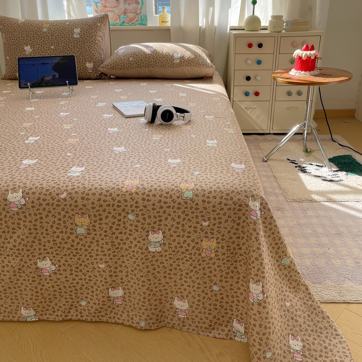 91家纺网 家纺一手货源 找家纺 六巷胡同 2026新款40支全棉13070INS卡通全棉单品床单 咖豹纹喵喵