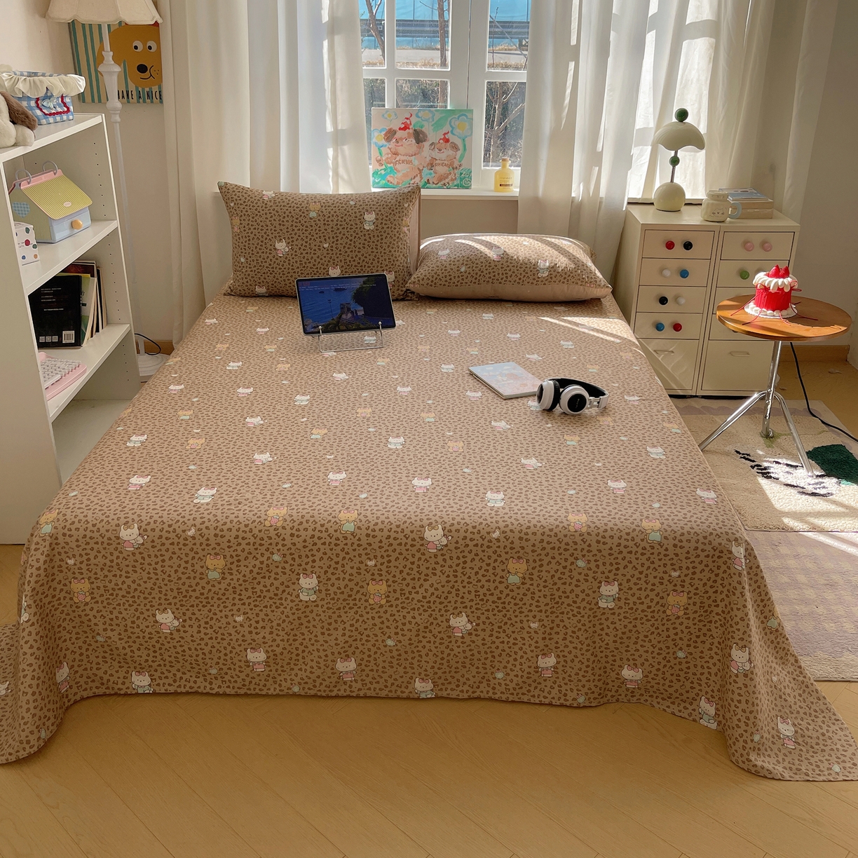 91家纺网 家纺一手货源 找家纺 六巷胡同 2026新款40支全棉13070INS卡通全棉单品床单 咖豹纹喵喵