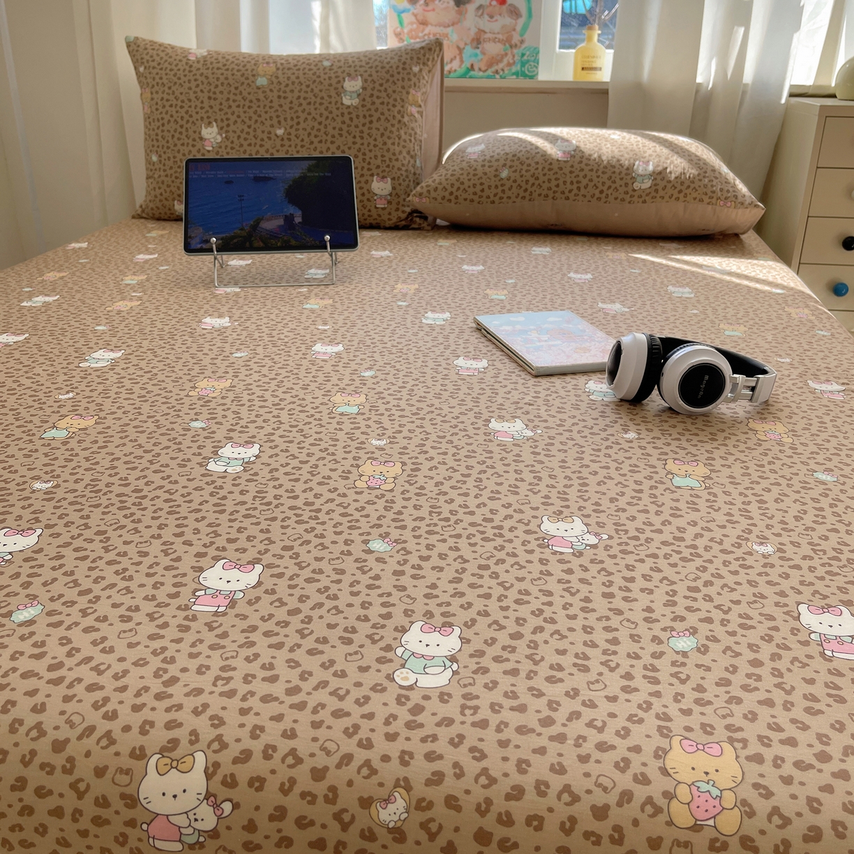 91家纺网 家纺一手货源 找家纺 六巷胡同 2026新款40支全棉13070INS卡通全棉单品床单 咖豹纹喵喵