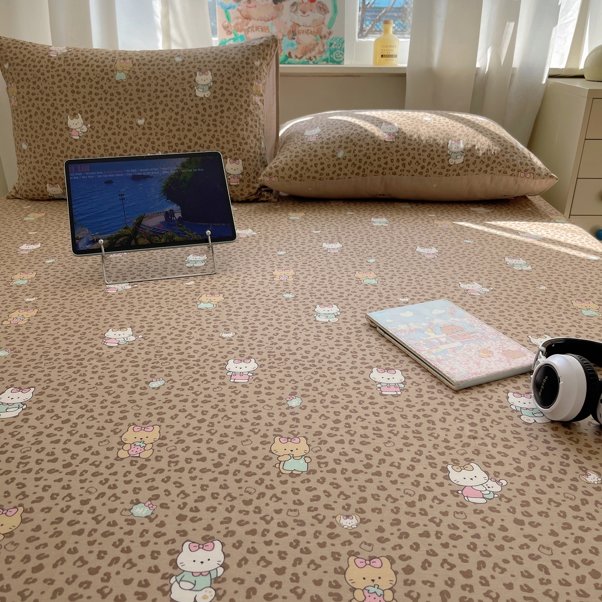 91家纺网 家纺一手货源 找家纺 六巷胡同 2026新款40支全棉13070INS卡通全棉单品床单 咖豹纹喵喵