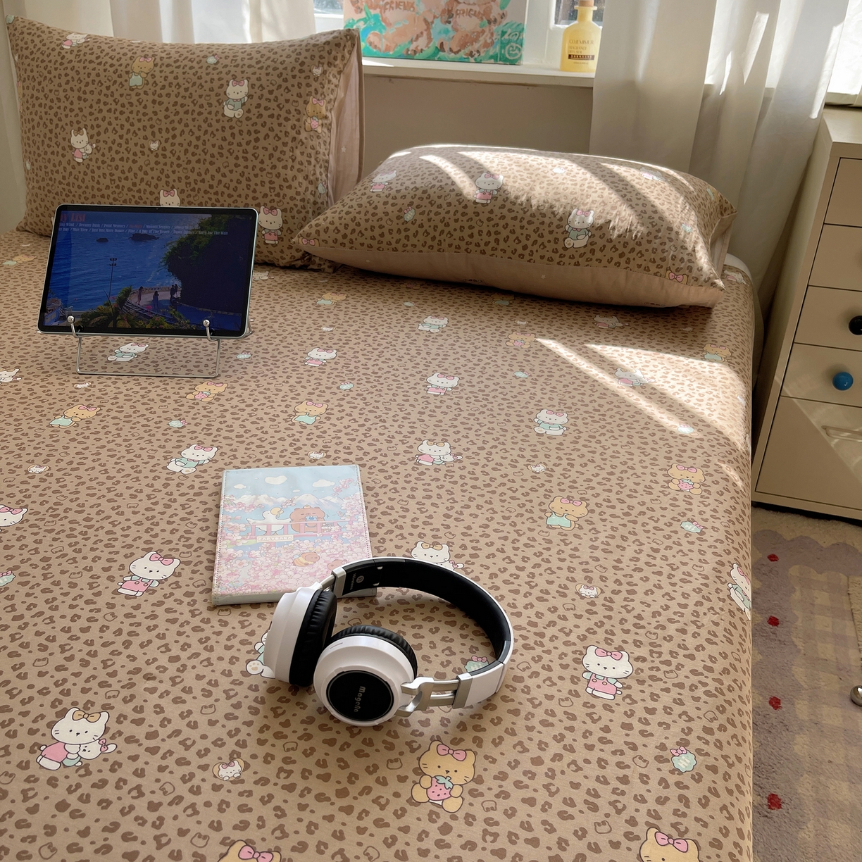 91家纺网 家纺一手货源 找家纺 六巷胡同 2026新款40支全棉13070INS卡通全棉单品床单 咖豹纹喵喵