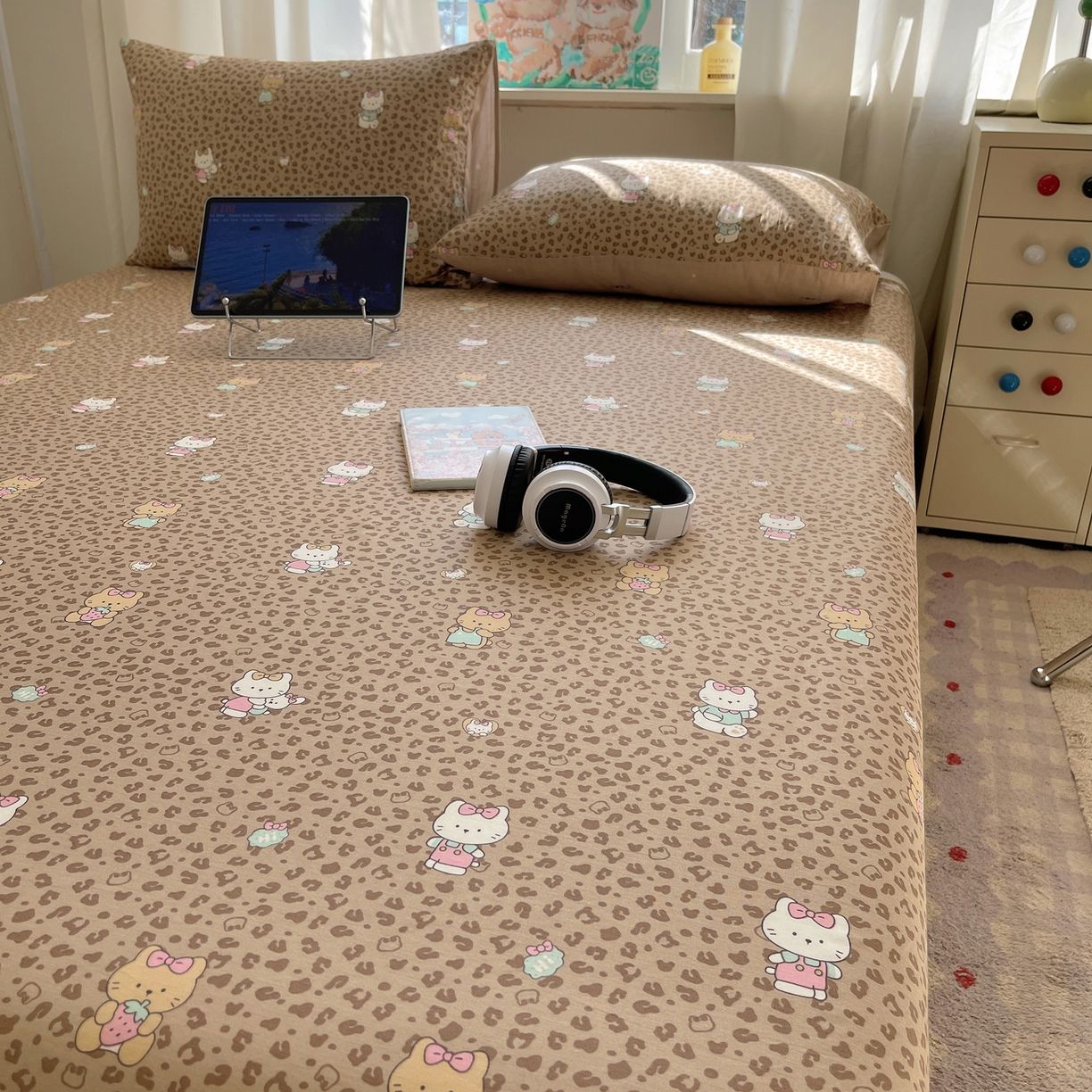 91家纺网 家纺一手货源 找家纺 六巷胡同 2026新款40支全棉13070INS卡通全棉单品床单 咖豹纹喵喵