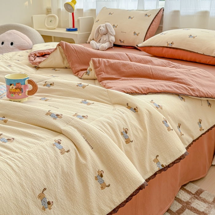 91家纺网 家纺一手货源 找家纺 贝扬思家纺 2026新款云感双层纱抗菌花边夏被-晴风系列 晴风-俏皮狗