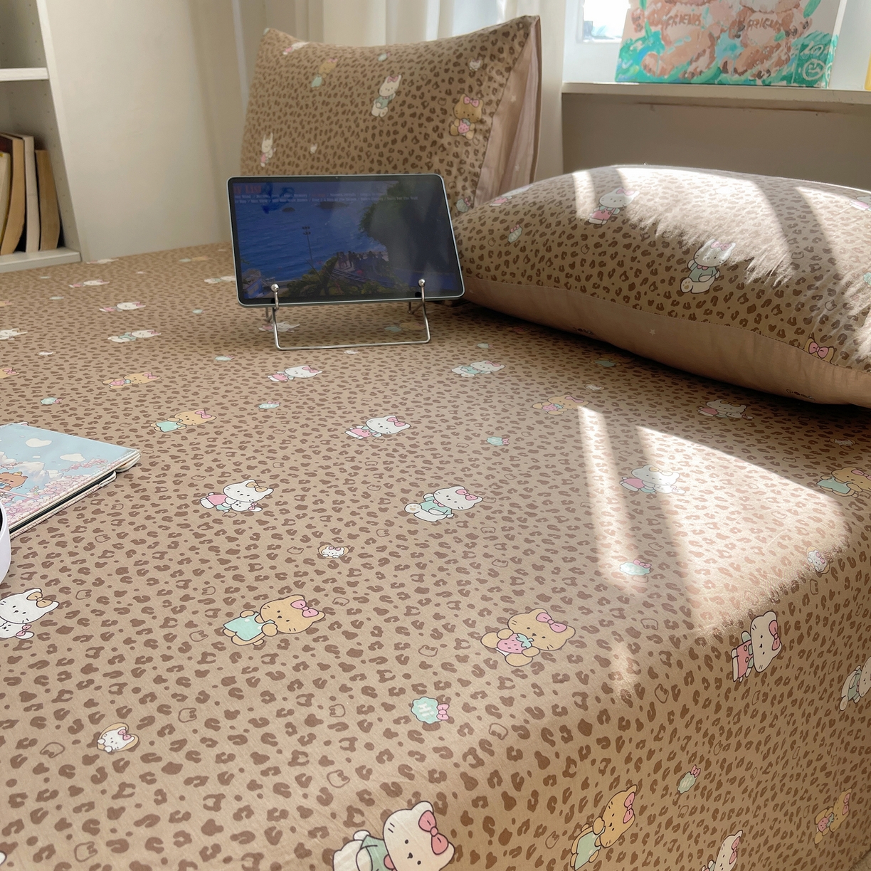 91家纺网 家纺一手货源 找家纺 六巷胡同 2026新款40支全棉13070INS卡通全棉单品床单 咖豹纹喵喵