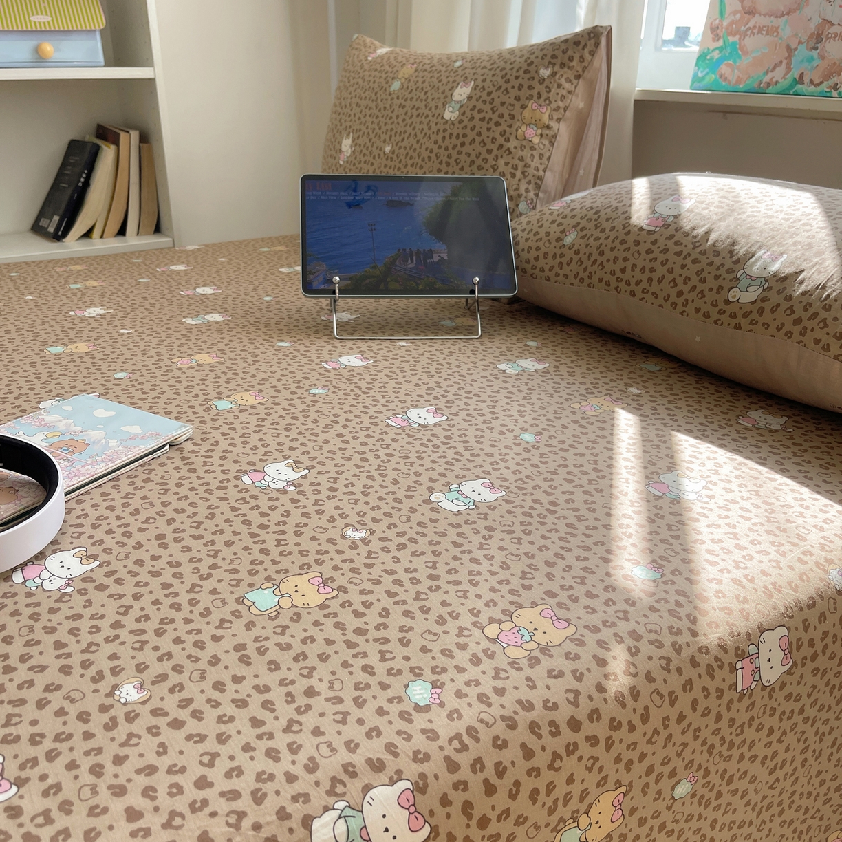 91家纺网 家纺一手货源 找家纺 六巷胡同 2026新款40支全棉13070INS卡通全棉单品床单 咖豹纹喵喵