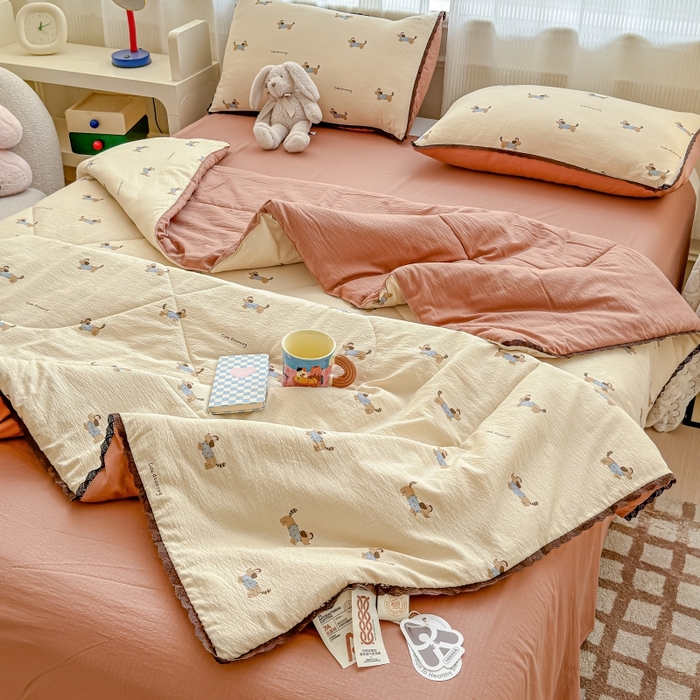 91家纺网 家纺一手货源 找家纺 贝扬思家纺 2026新款云感双层纱抗菌花边夏被-晴风系列 晴风-俏皮狗