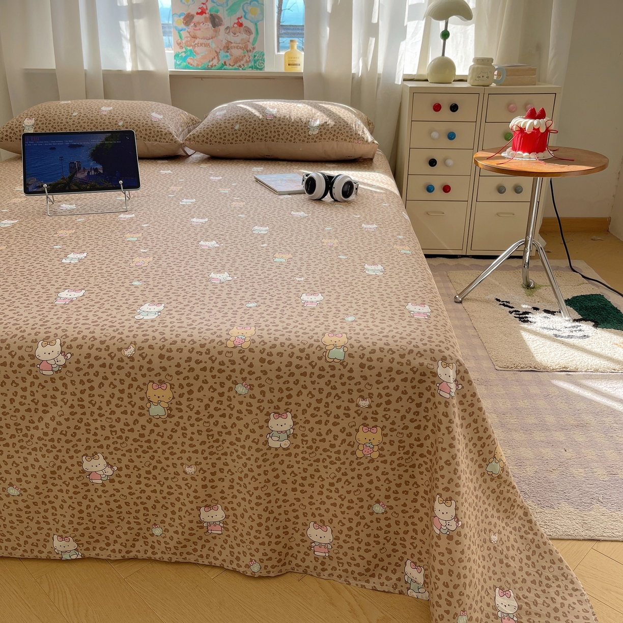 91家纺网 家纺一手货源 找家纺 六巷胡同 2026新款40支全棉13070INS卡通全棉单品床单 咖豹纹喵喵