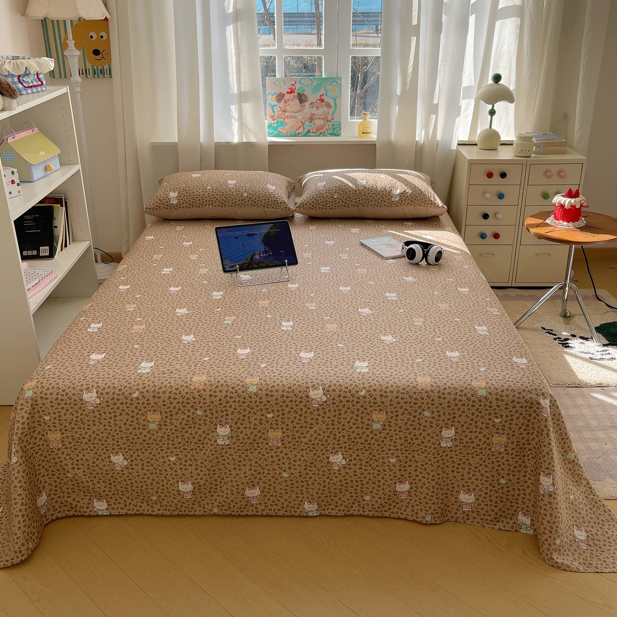 91家纺网 家纺一手货源 找家纺 六巷胡同 2026新款40支全棉13070INS卡通全棉单品床单 咖豹纹喵喵