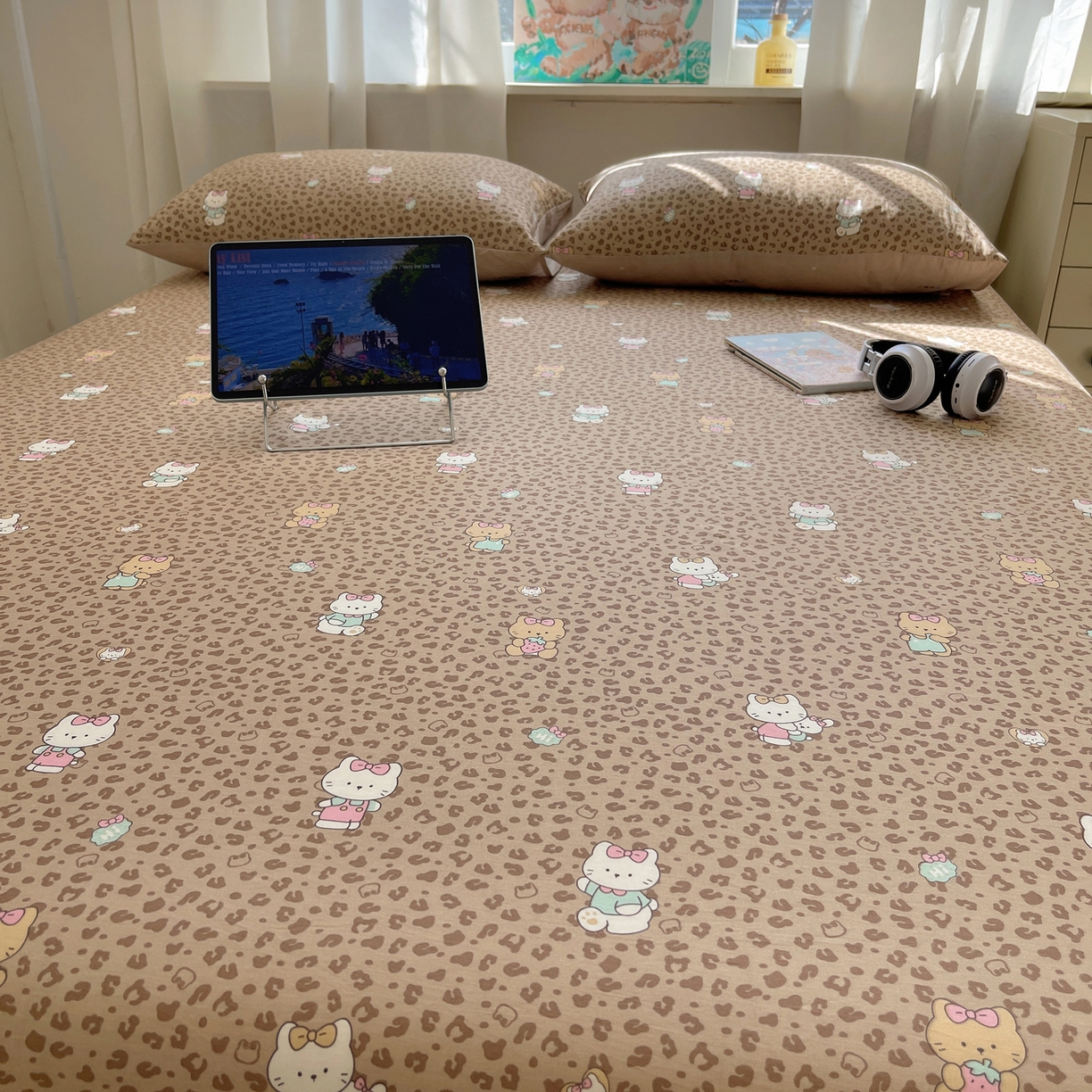 91家纺网 家纺一手货源 找家纺 六巷胡同 2026新款40支全棉13070INS卡通全棉单品床单 咖豹纹喵喵