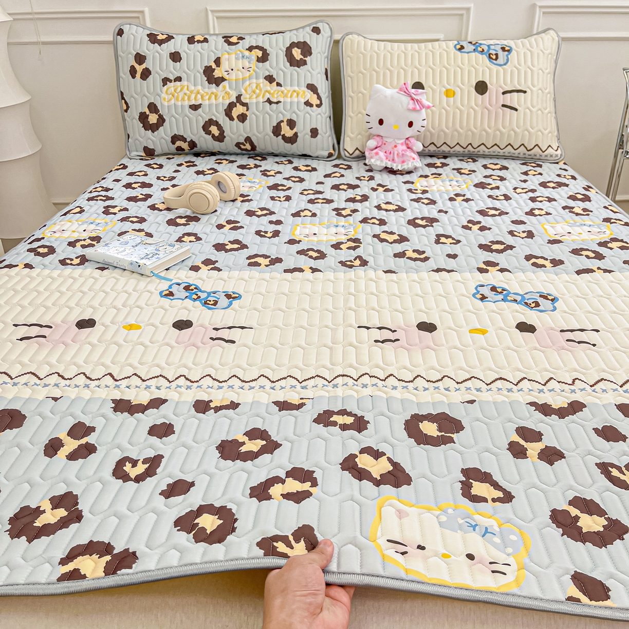 91家纺网 家纺一手货源 找家纺 摩妮卡 2026新款数码大版小清新乳胶凉席床席款三件套-场景一 猫猫的世界