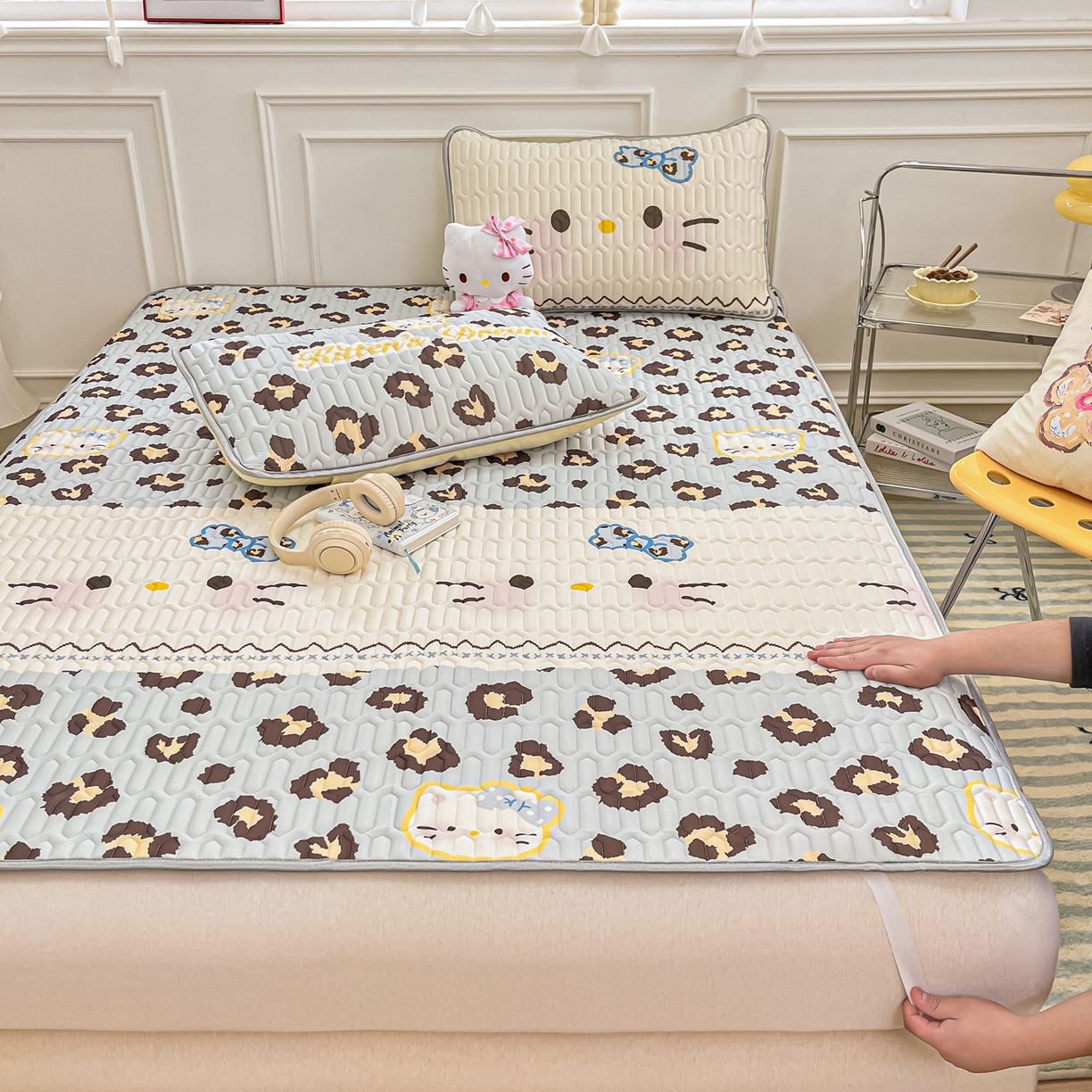 91家纺网 家纺一手货源 找家纺 摩妮卡 2026新款数码大版小清新乳胶凉席床席款三件套-场景一 猫猫的世界