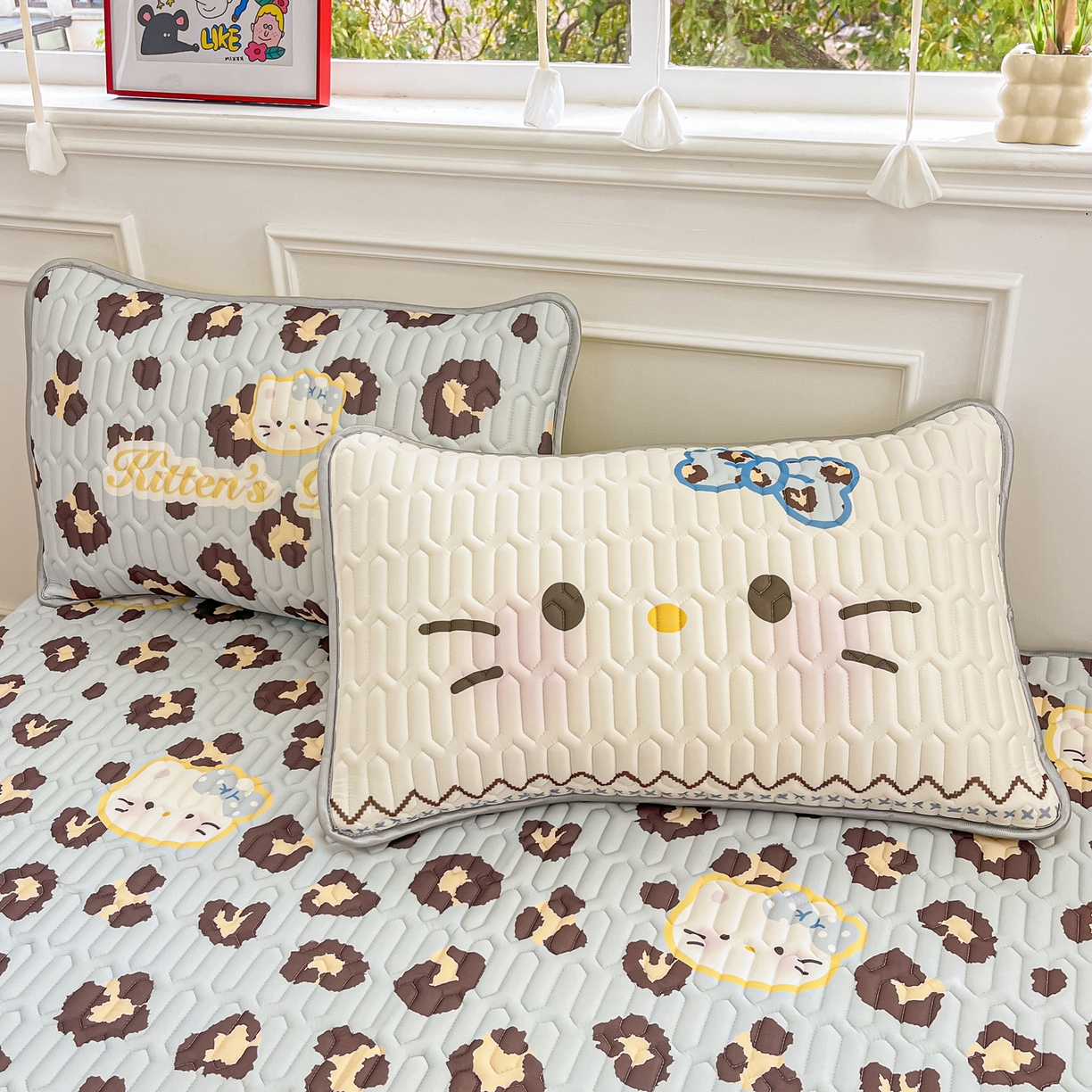 91家纺网 家纺一手货源 找家纺 摩妮卡 2026新款数码大版小清新乳胶凉席床席款三件套-场景一 猫猫的世界