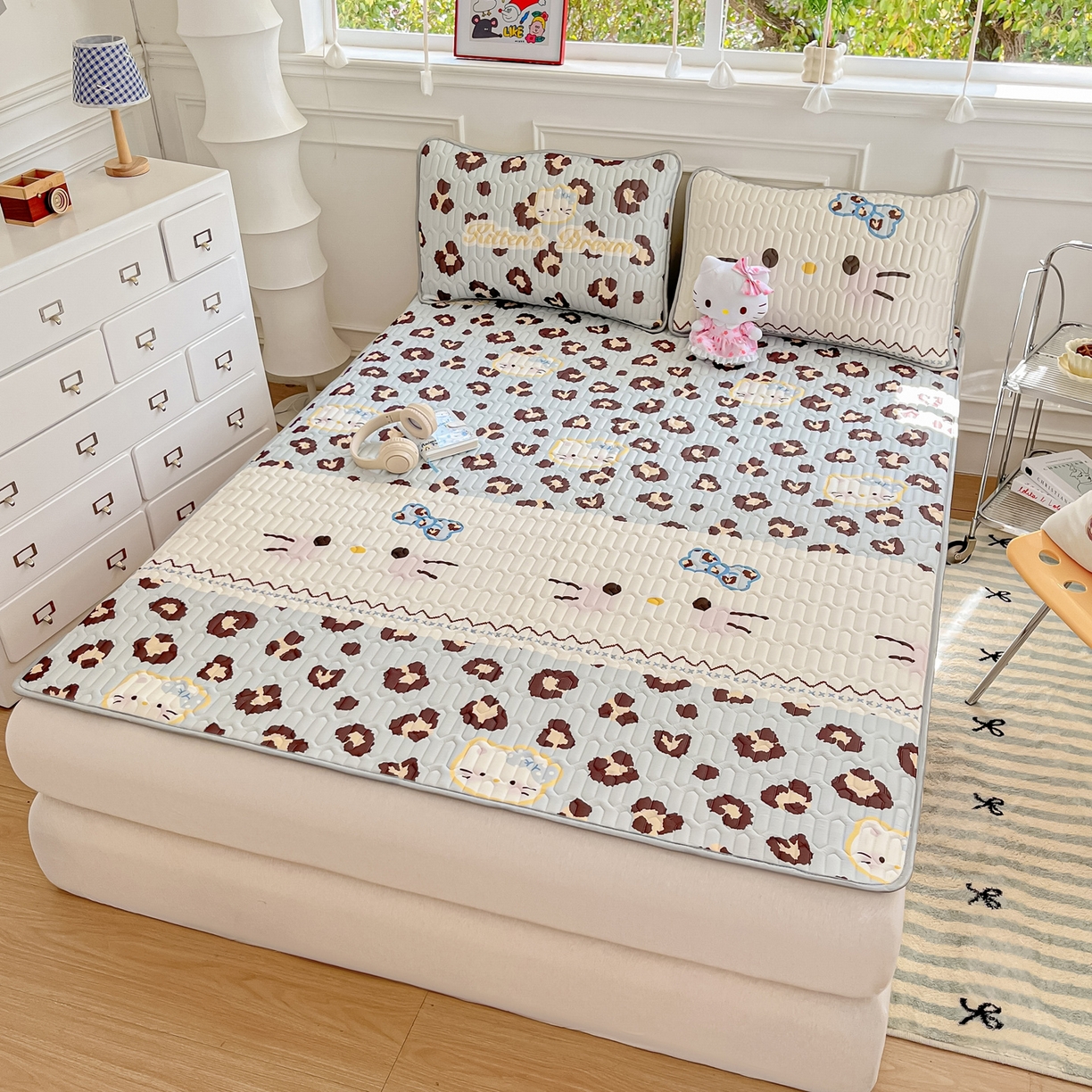 91家纺网 家纺一手货源 找家纺 摩妮卡 2026新款数码大版小清新乳胶凉席床席款三件套-场景一 猫猫的世界