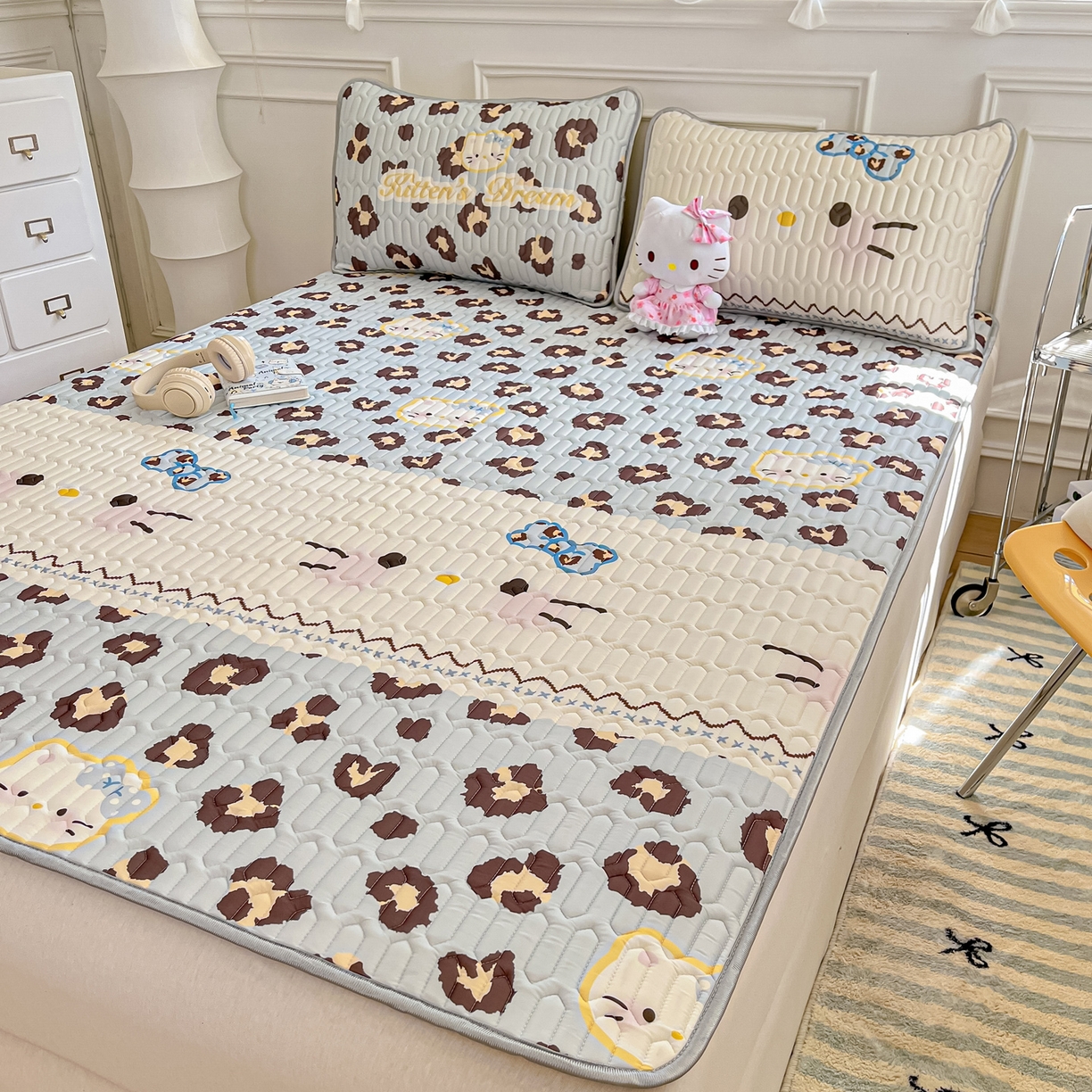 91家纺网 家纺一手货源 找家纺 摩妮卡 2026新款数码大版小清新乳胶凉席床席款三件套-场景一 猫猫的世界