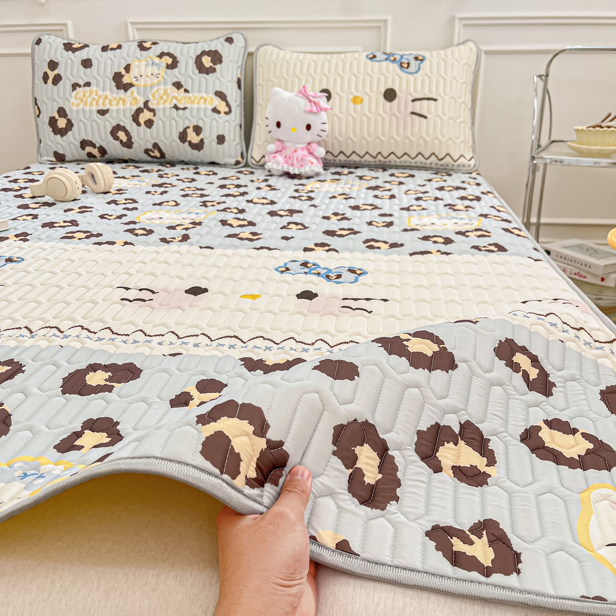 91家纺网 家纺一手货源 找家纺 摩妮卡 2026新款数码大版小清新乳胶凉席床席款三件套-场景一 猫猫的世界