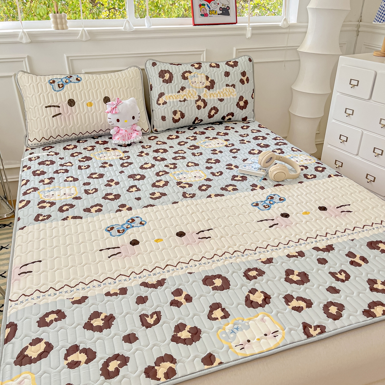 91家纺网 家纺一手货源 找家纺 摩妮卡 2026新款数码大版小清新乳胶凉席床席款三件套-场景一 猫猫的世界