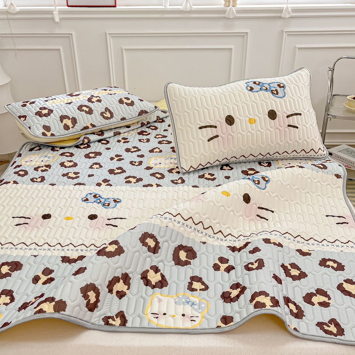 91家纺网 家纺一手货源 找家纺 摩妮卡 2026新款数码大版小清新乳胶凉席床席款三件套-场景一 猫猫的世界