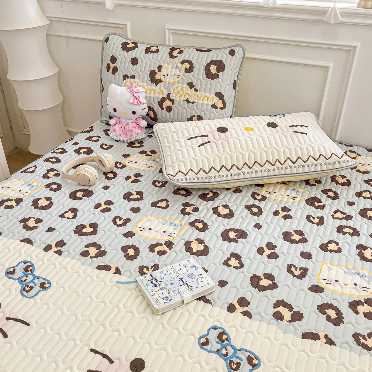 91家纺网 家纺一手货源 找家纺 摩妮卡 2026新款数码大版小清新乳胶凉席床席款三件套-场景一 猫猫的世界