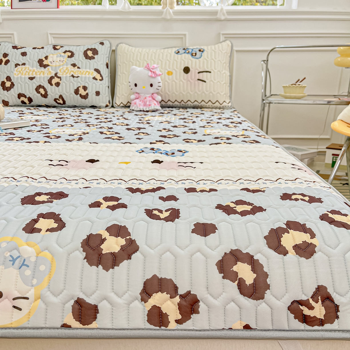 91家纺网 家纺一手货源 找家纺 摩妮卡 2026新款数码大版小清新乳胶凉席床席款三件套-场景一 猫猫的世界