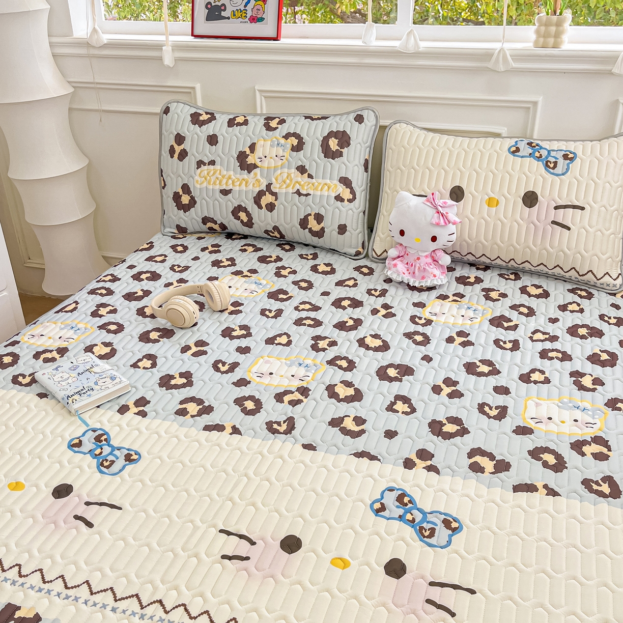 91家纺网 家纺一手货源 找家纺 摩妮卡 2026新款数码大版小清新乳胶凉席床席款三件套-场景一 猫猫的世界