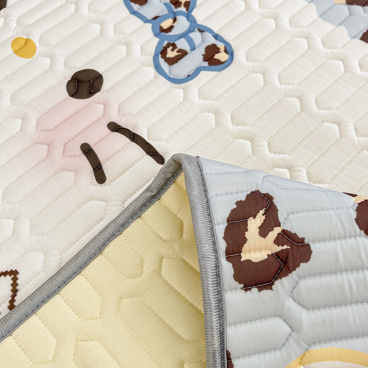 91家纺网 家纺一手货源 找家纺 摩妮卡 2026新款数码大版小清新乳胶凉席床席款三件套-场景一 猫猫的世界