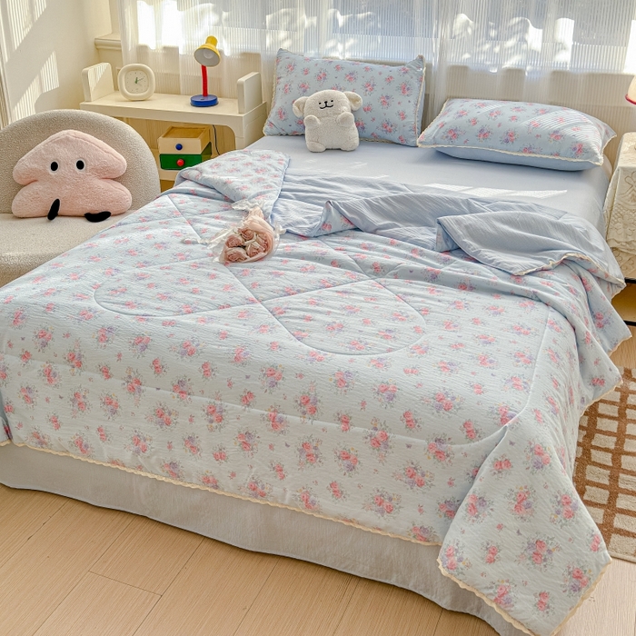 91家纺网 家纺一手货源 找家纺 贝扬思家纺 2026新款云感双层纱抗菌花边夏被-晴风系列 晴风-清风与雾蓝