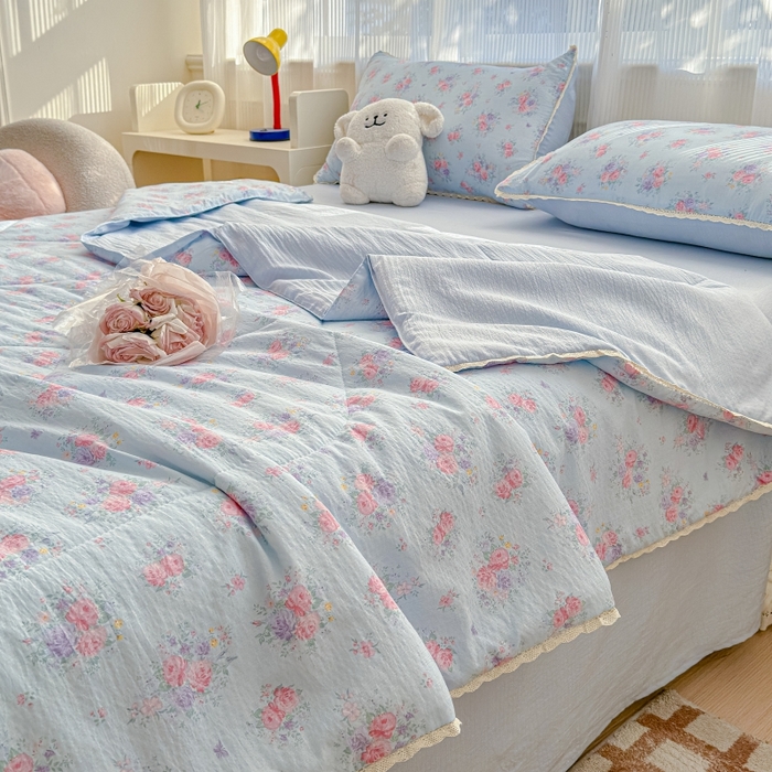 91家纺网 家纺一手货源 找家纺 贝扬思家纺 2026新款云感双层纱抗菌花边夏被-晴风系列 晴风-清风与雾蓝