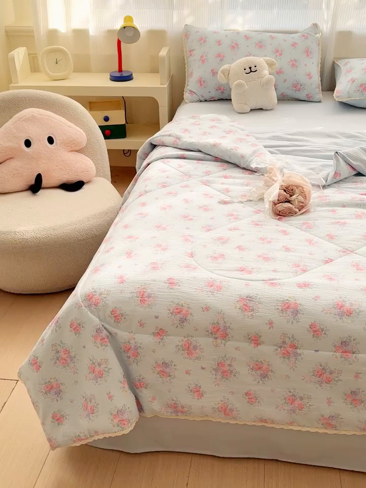 91家纺网 家纺一手货源 找家纺 贝扬思家纺 2026新款云感双层纱抗菌花边夏被-晴风系列 晴风-清风与雾蓝