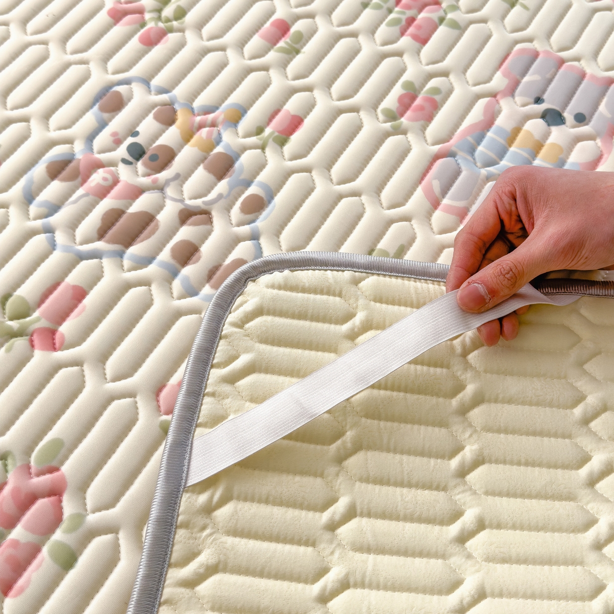 91家纺网 家纺一手货源 找家纺 摩妮卡 2026新款数码大版小清新乳胶凉席床席款三件套-场景一 萌犬花海