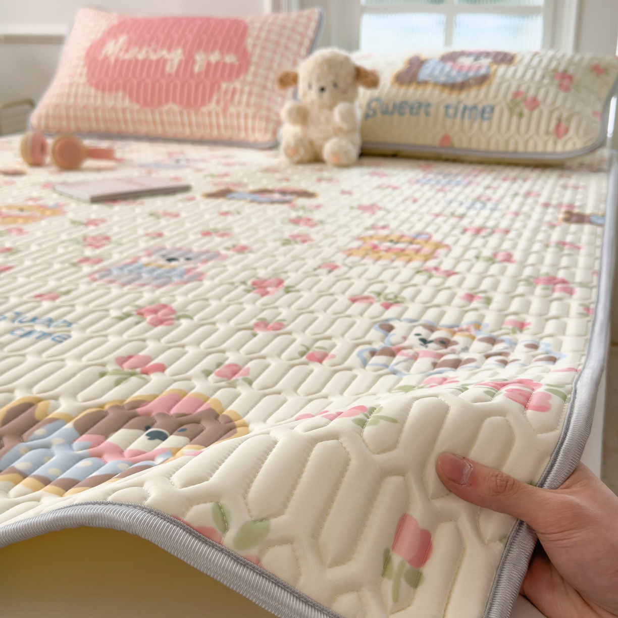 91家纺网 家纺一手货源 找家纺 摩妮卡 2026新款数码大版小清新乳胶凉席床席款三件套-场景一 萌犬花海