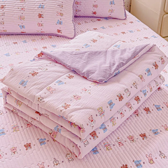 91家纺网 家纺一手货源 找家纺 贝扬思家纺 2026新款云感双层纱7A抗菌夏被四件套系列-栀夏系列 栀夏-动物游园