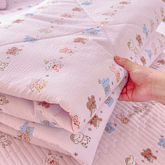 91家纺网 家纺一手货源 找家纺 贝扬思家纺 2026新款云感双层纱7A抗菌夏被四件套系列-栀夏系列 栀夏-动物游园