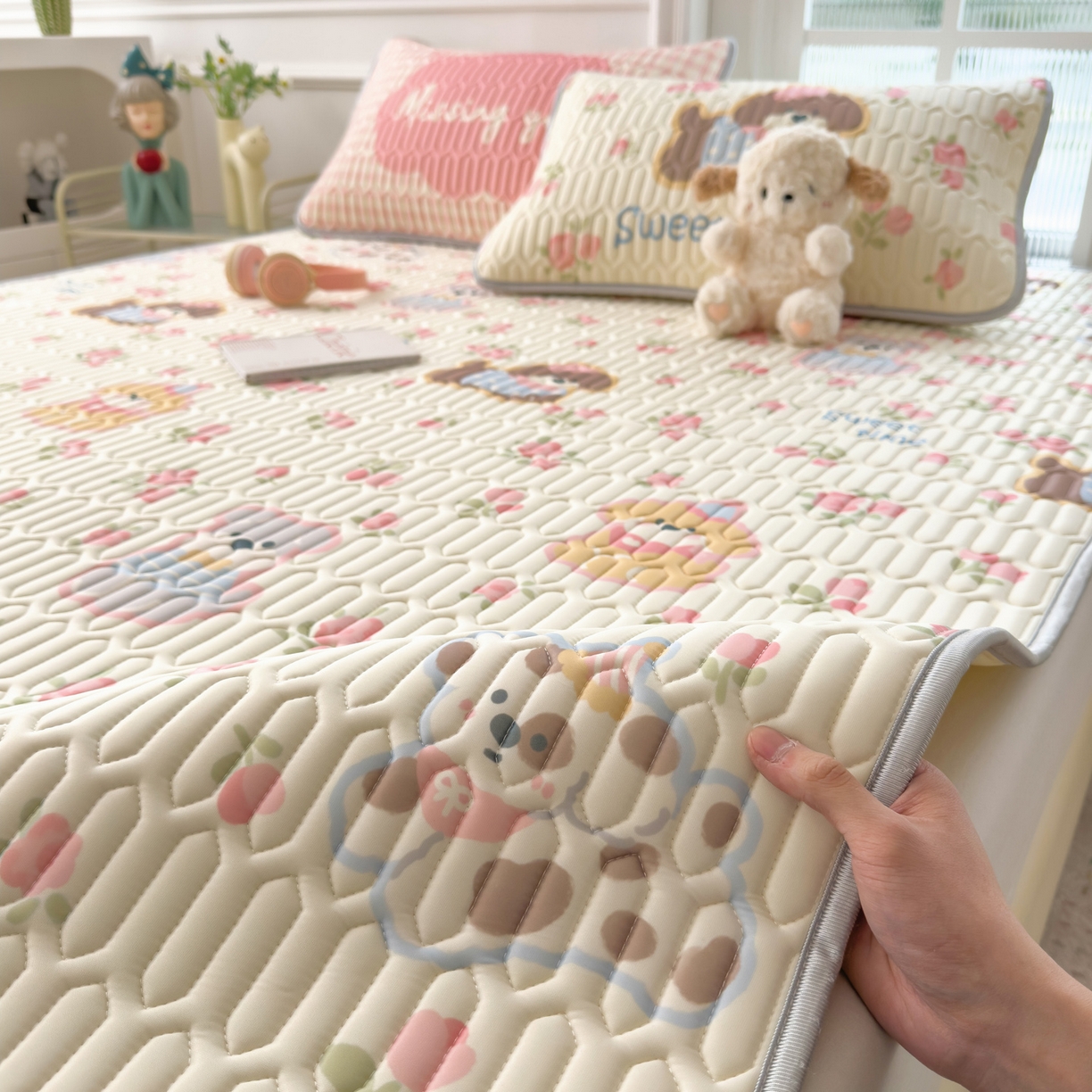 91家纺网 家纺一手货源 找家纺 摩妮卡 2026新款数码大版小清新乳胶凉席床席款三件套-场景一 萌犬花海