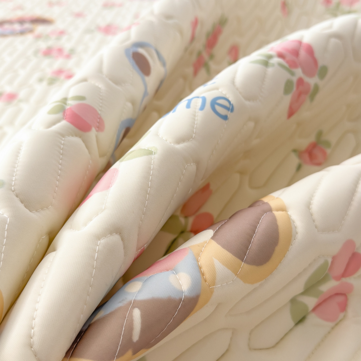 91家纺网 家纺一手货源 找家纺 摩妮卡 2026新款数码大版小清新乳胶凉席床席款三件套-场景一 萌犬花海