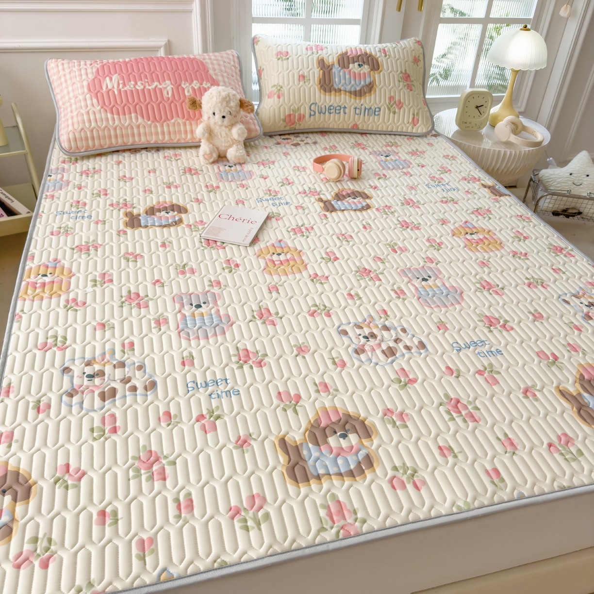 91家纺网 家纺一手货源 找家纺 摩妮卡 2026新款数码大版小清新乳胶凉席床席款三件套-场景一 萌犬花海