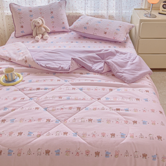 91家纺网 家纺一手货源 找家纺 贝扬思家纺 2026新款云感双层纱7A抗菌夏被四件套系列-栀夏系列 栀夏-动物游园