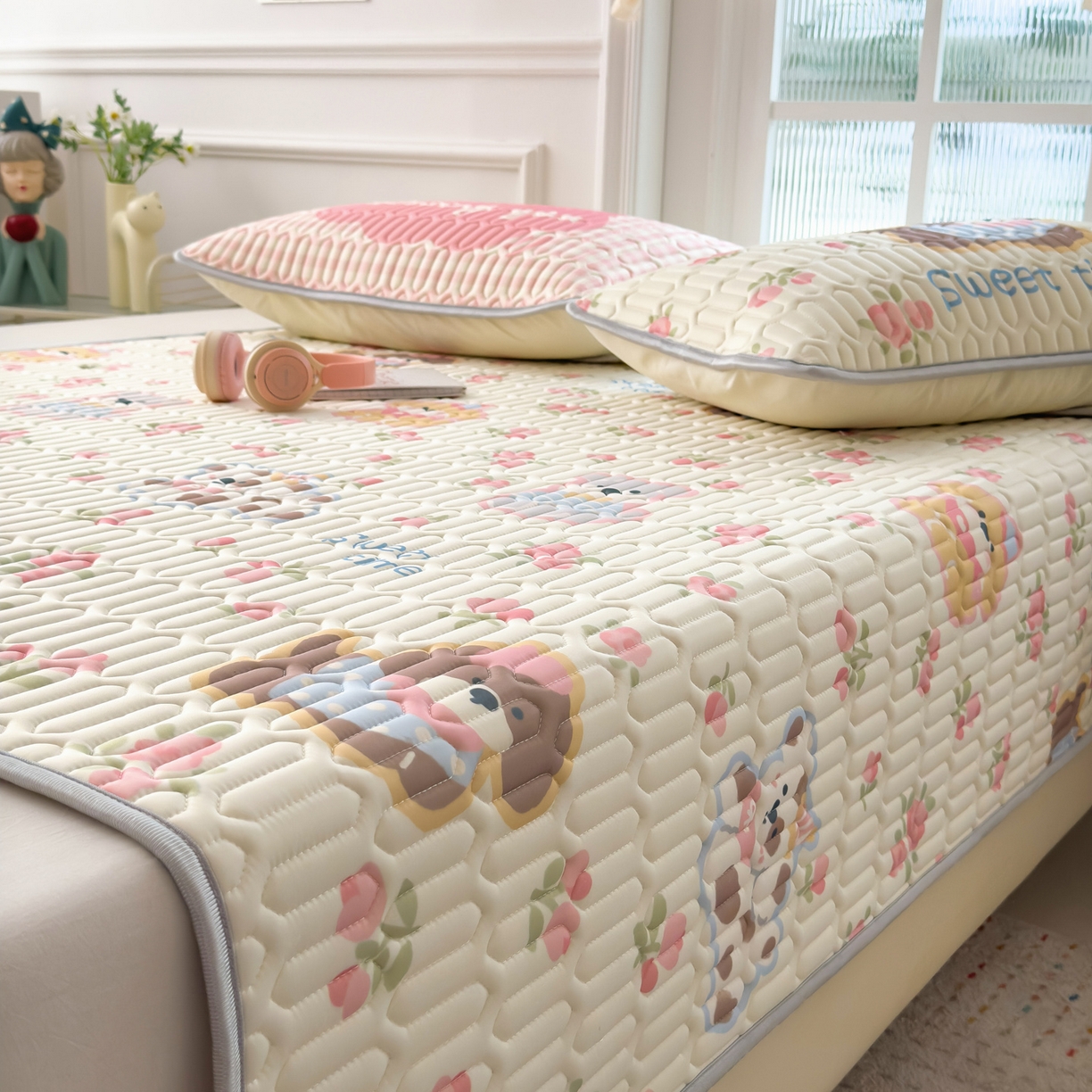 91家纺网 家纺一手货源 找家纺 摩妮卡 2026新款数码大版小清新乳胶凉席床席款三件套-场景一 萌犬花海